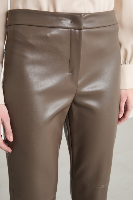 Pantalone slim in tessuto spalmato