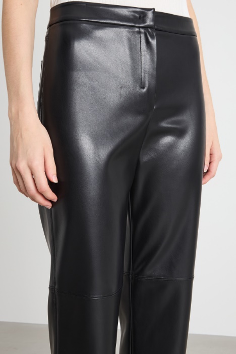 Pantalone slim in tessuto spalmato
