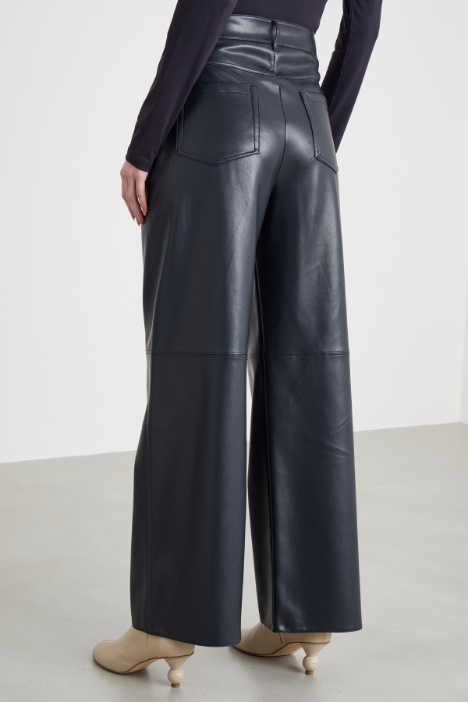 Pantalón ancho de tejido recubierto