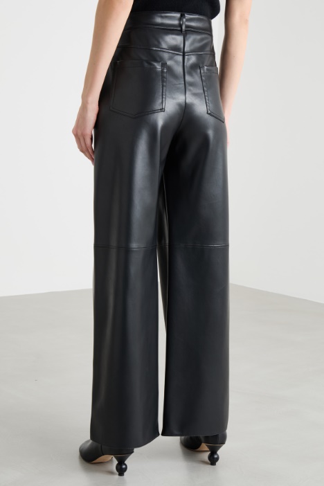 Pantalón ancho de tejido recubierto