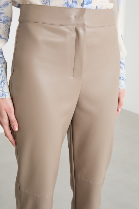 Pantalone crop in tessuto spalmato