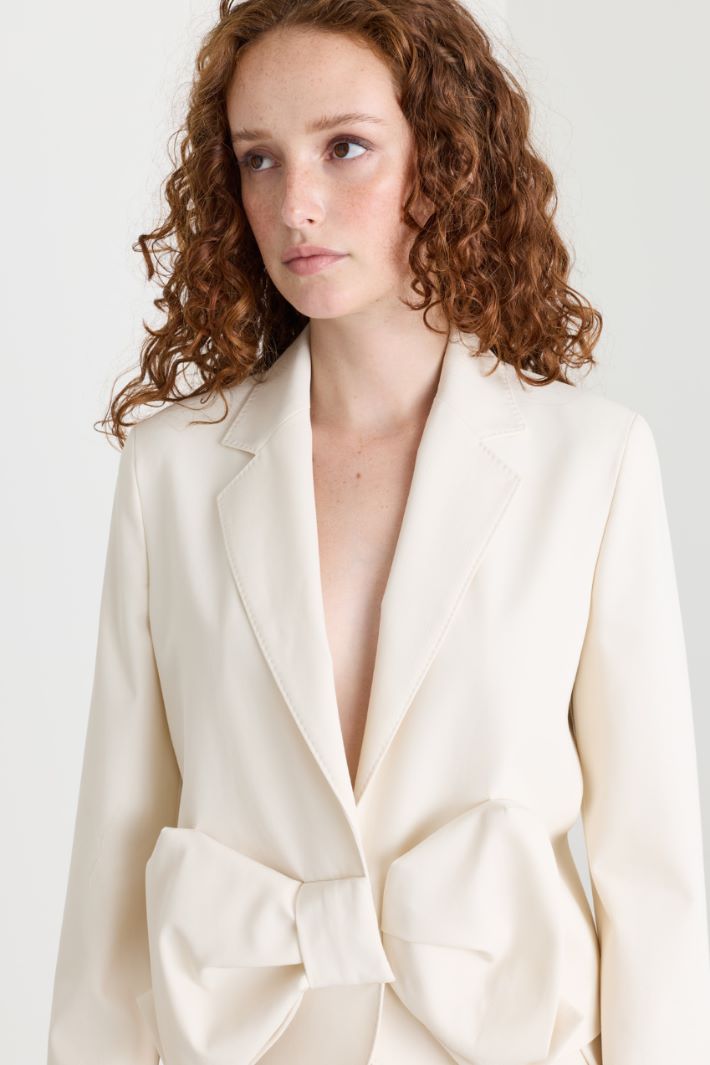 Cropped twill jacket with maxi bow - WHITE - Intrend - 3