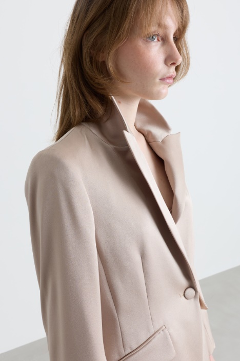 Blazer in raso con bottone singolo