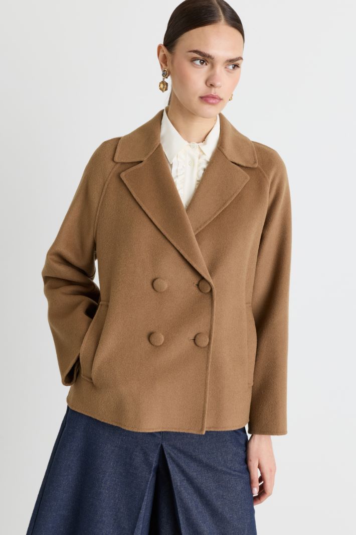 Short double-breasted wool coat with covered buttons - CAMEL - Intrend - 2