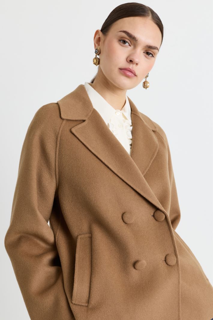 Short double-breasted wool coat with covered buttons - CAMEL - Intrend - 3