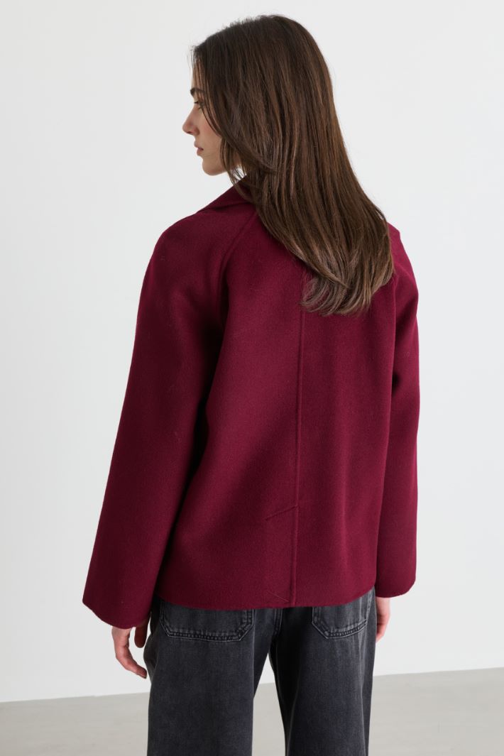 Short double-breasted wool coat with covered buttons - BORDEAUX - Intrend - 4