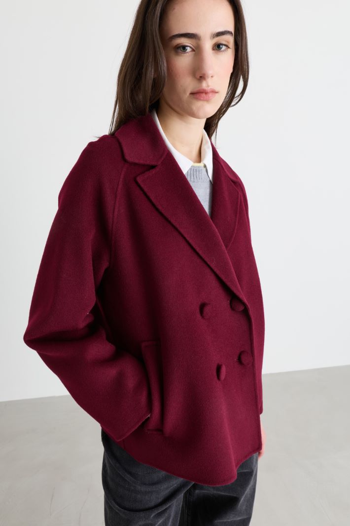Short double-breasted wool coat with covered buttons - BORDEAUX - Intrend - 3