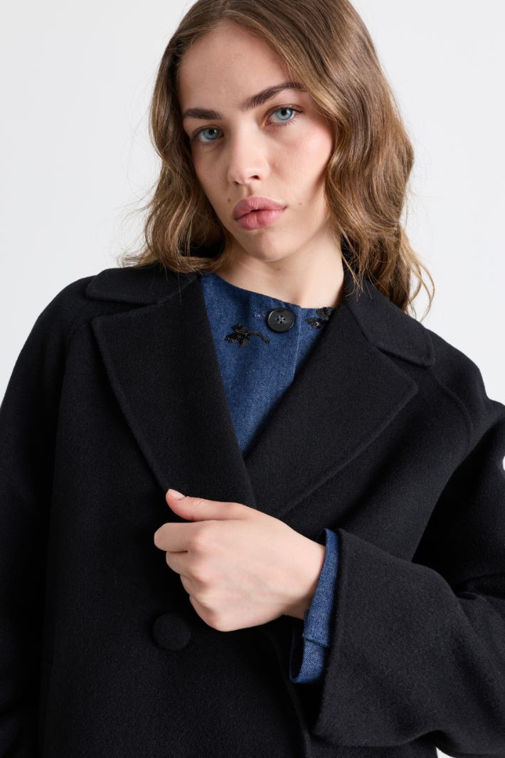 Short double-breasted wool coat with covered buttons - BLACK - Intrend - 3