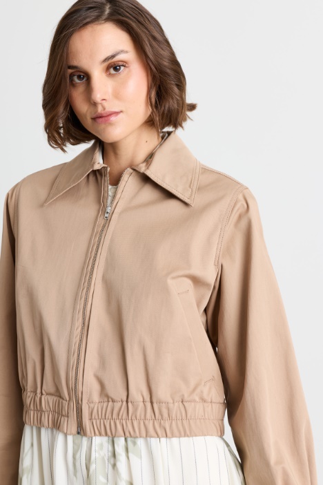 Giacca cropped in gabardina leggera