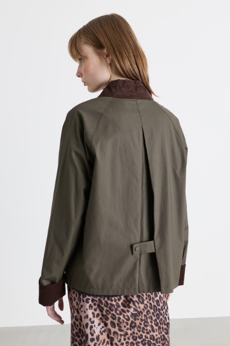 Chaqueta con detalles de pana