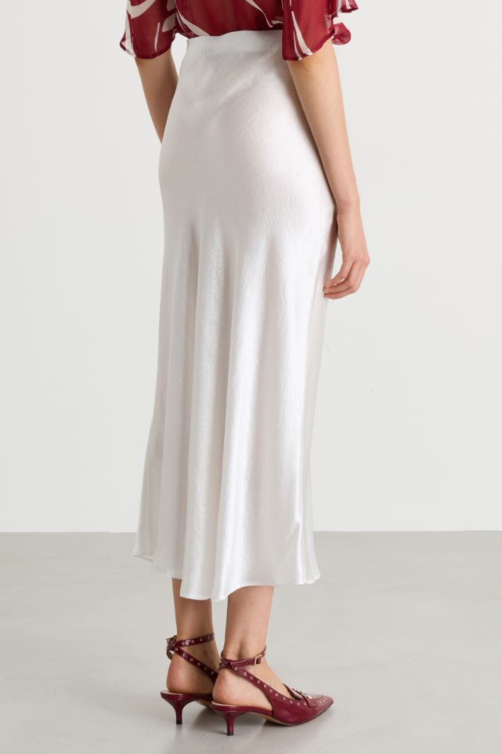 Flowing crinkled satin skirt - WHITE - Intrend - 4