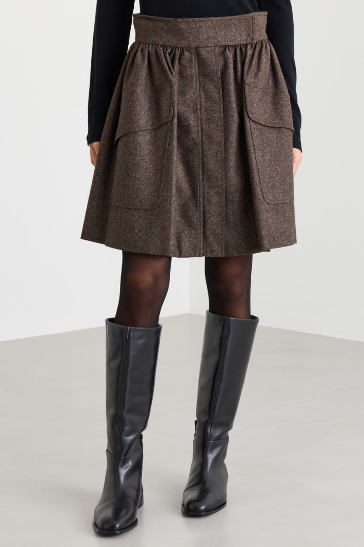 Short skirt with oversized pockets - BROWN - Intrend - 2