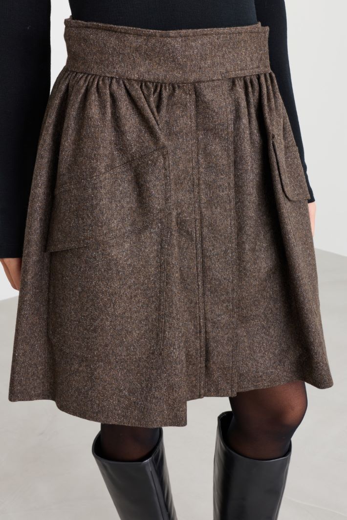 Short skirt with oversized pockets - BROWN - Intrend - 3