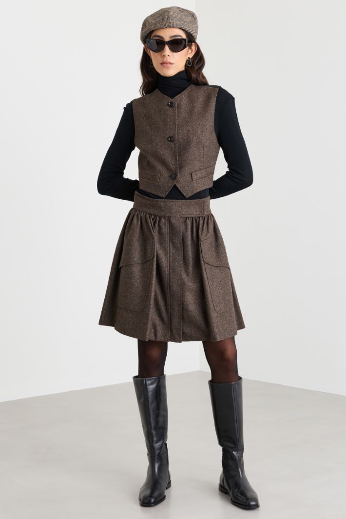 Short skirt with oversized pockets - BROWN - Intrend