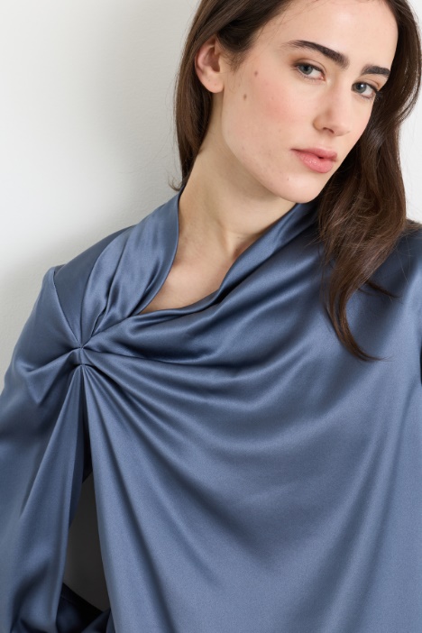 Blusa in raso con motivo drappeggiato