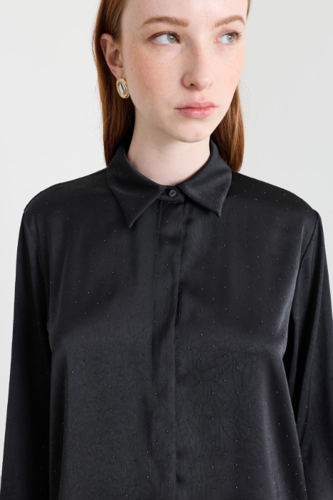 Blusa in raso crinkle con micro-borchie