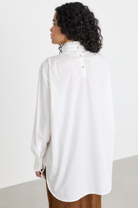 Blusa con collo alto