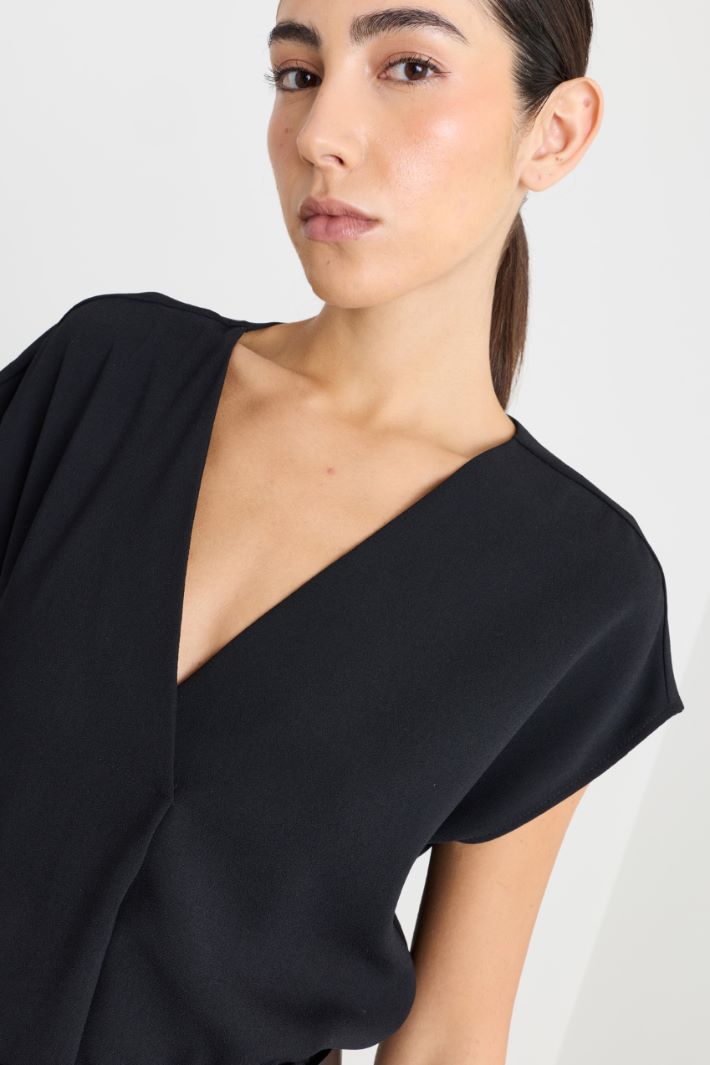 Blusa con scollo a V - NERO - Intrend - 3