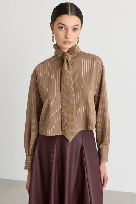 Cropped-Hemdbluse mit Krawatte - Intrend