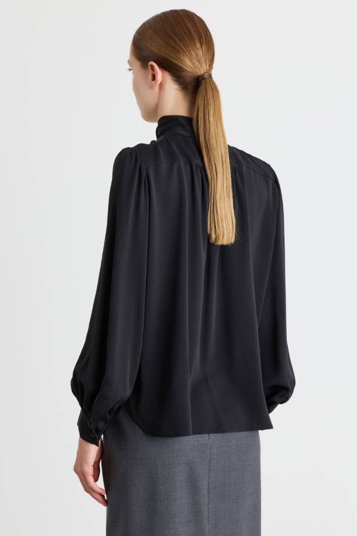 Blusa in charmeuse con collo a foulard - NERO - Intrend - 4