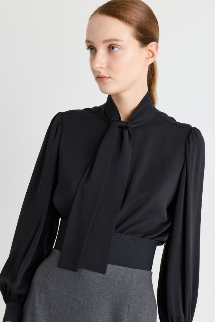 Blusa in charmeuse con collo a foulard - NERO - Intrend - 3