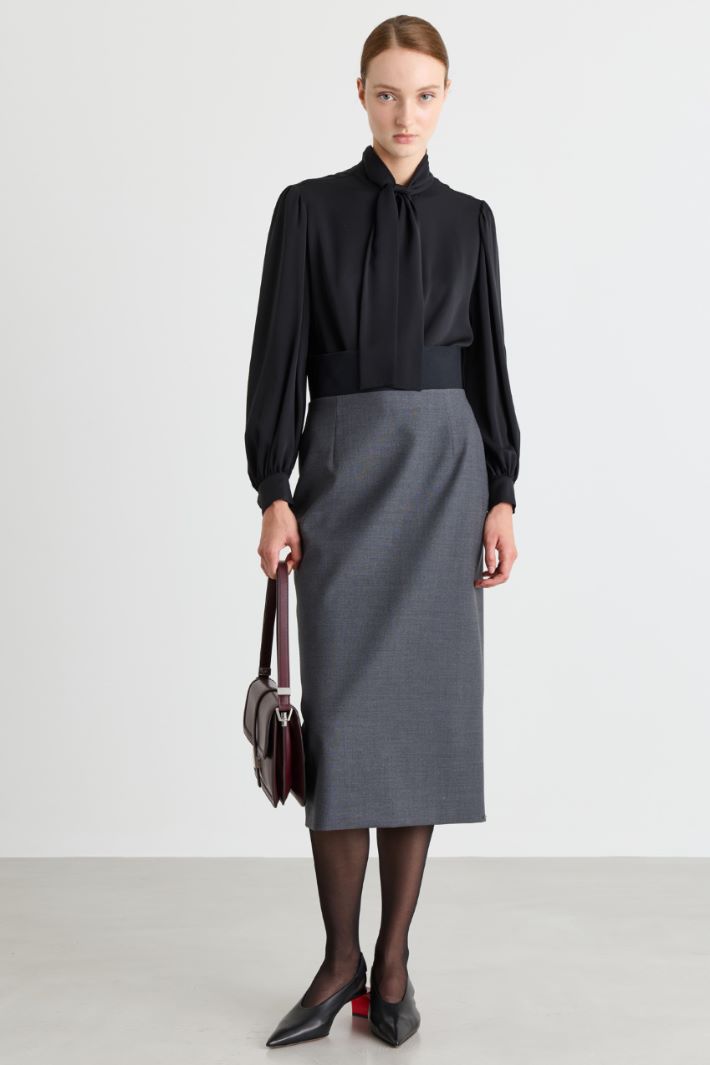 Blusa in charmeuse con collo a foulard - NERO - Intrend