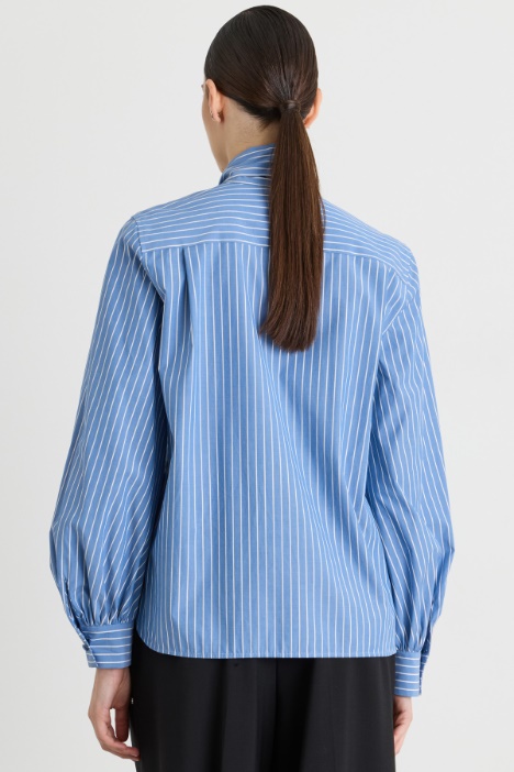 Blusa con collo a foulard