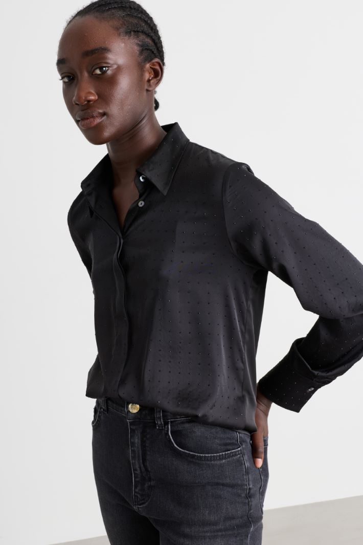 Rhinestone satin shirt - BLACK - Intrend - 2