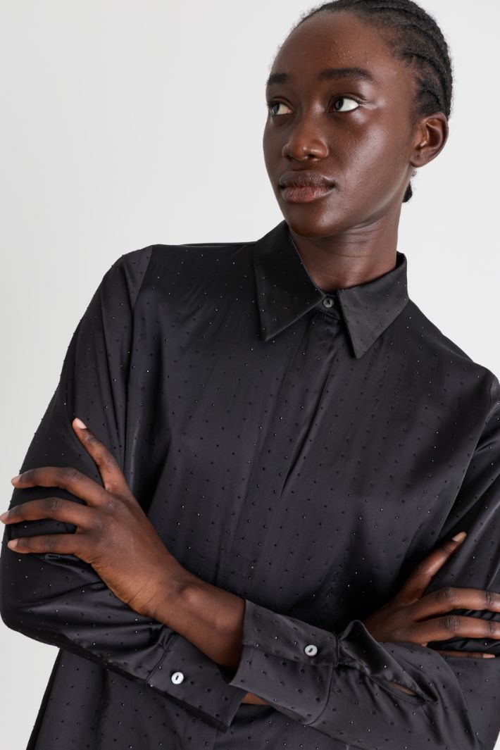 Rhinestone satin shirt - BLACK - Intrend - 3