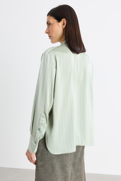 Blusa in raso con collo alla coreana