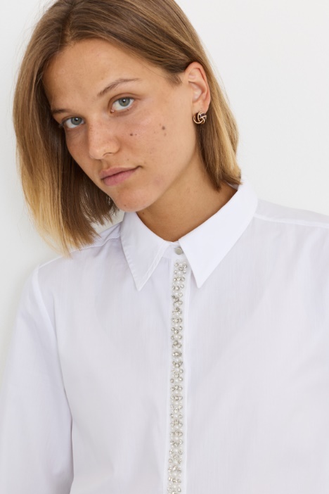 Camicia in popeline con dettagli di perle e strass