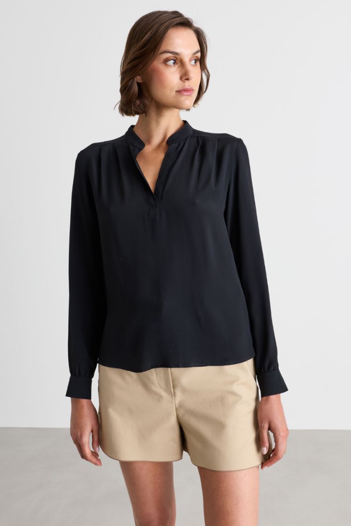 Blusa con scollo a V - NERO - Intrend - 2