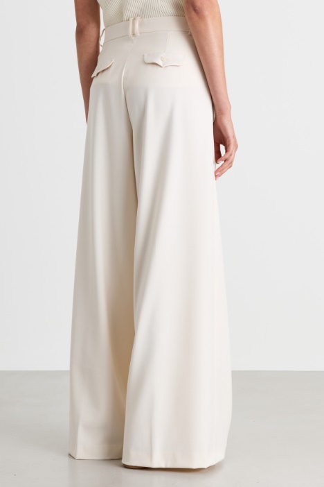 Pantalone ampio con pieghe