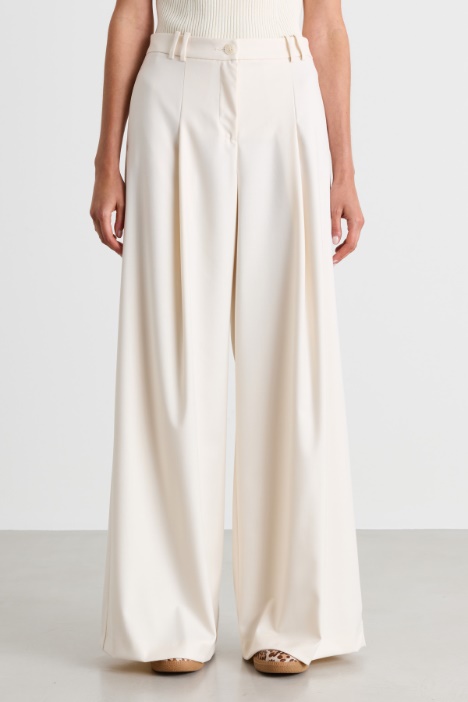 Pantalone ampio con pieghe