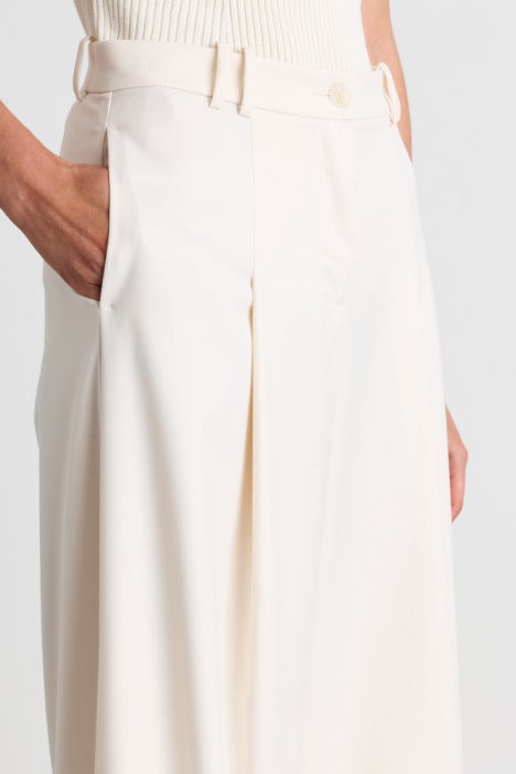 Pantalone ampio con pieghe