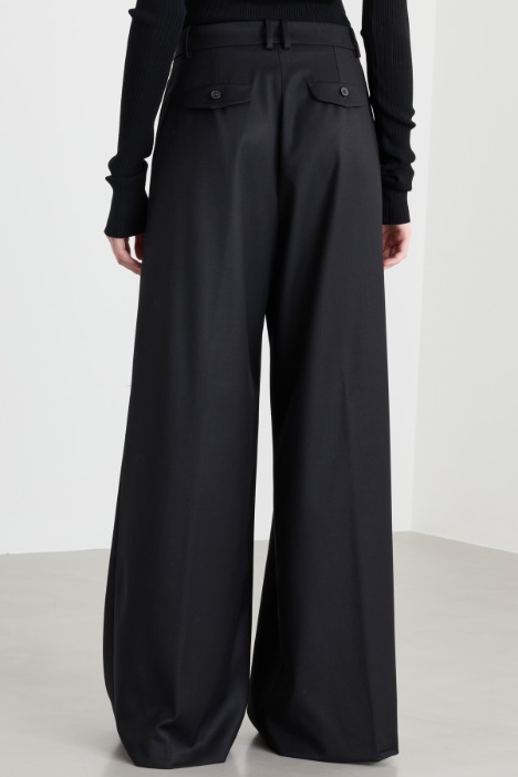 Pantalone ampio con pieghe