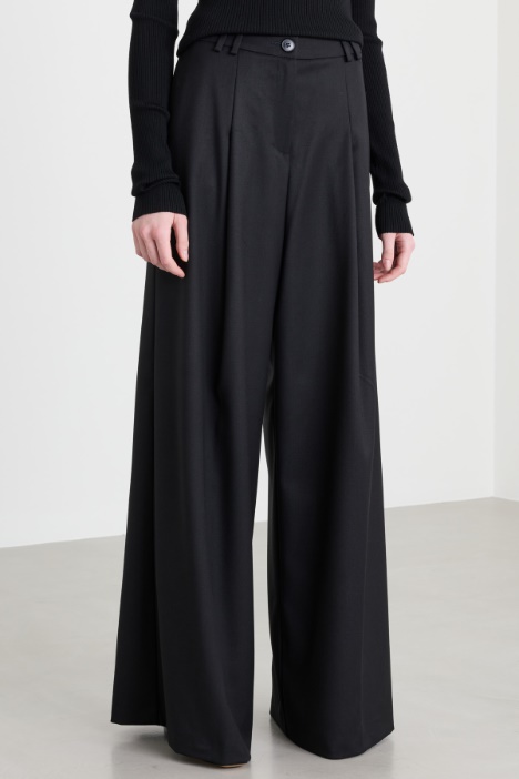 Pantalone ampio con pieghe
