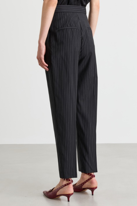 Pantalone carrot in tela di lana
