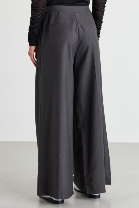 Pantalone ampio con doppie pieghe