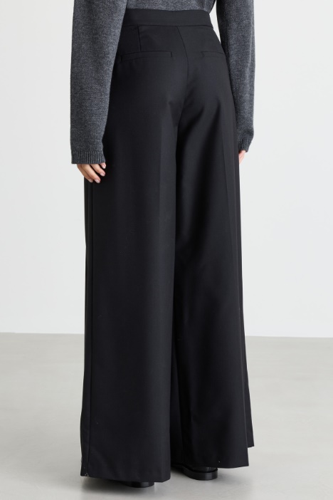 Pantalone ampio con doppie pieghe