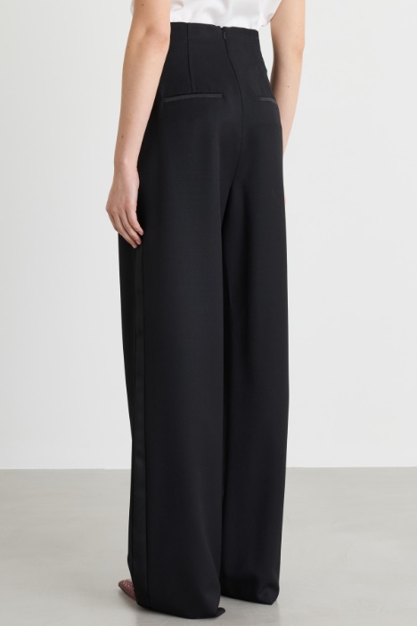 Pantalone in gabardina di lana con bande in raso