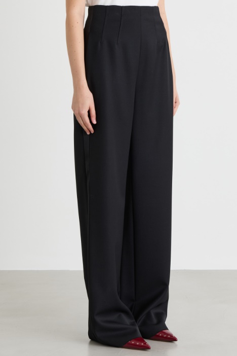 Pantalone in gabardina di lana con bande in raso