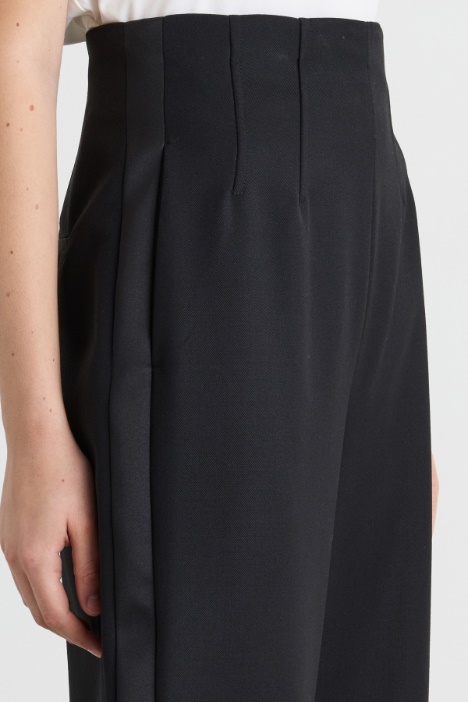 Pantalone in gabardina di lana con bande in raso