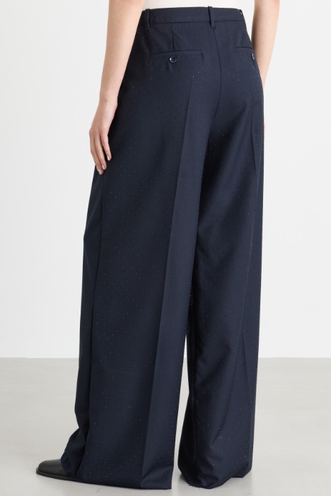 Pantalone con pieghe