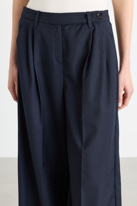 Pantalone con pieghe
