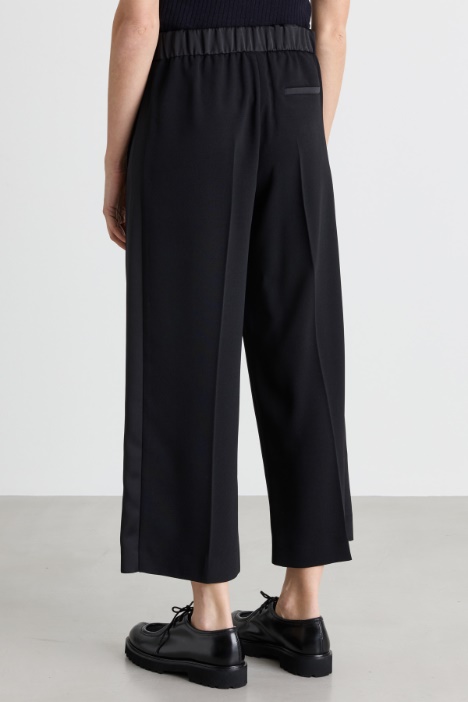 Pantalone cropped con bande in raso