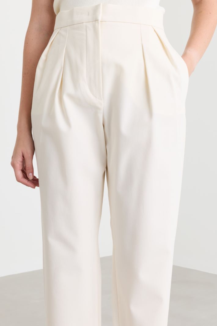 Cropped carrot trousers - WHITE - Intrend - 3