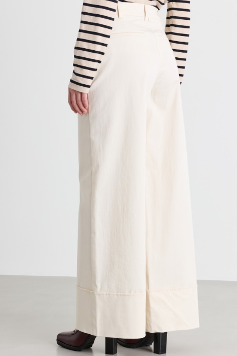 Pantalone in gabardina di cotone con risvolto