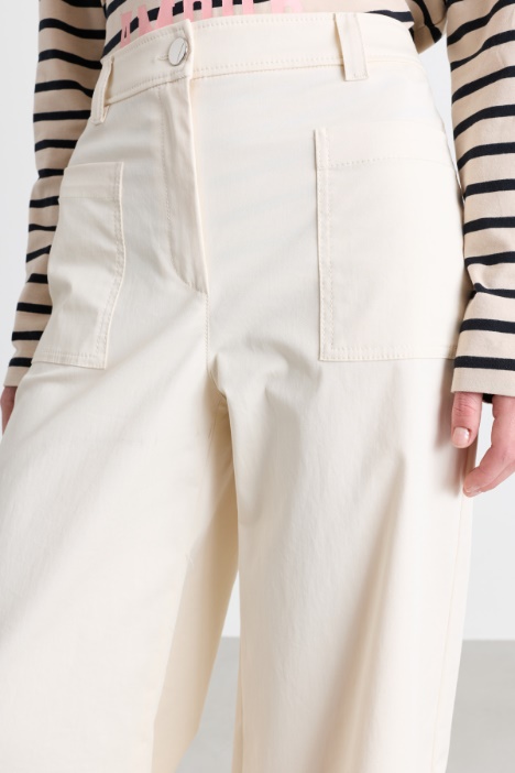 Pantalone in gabardina di cotone con risvolto