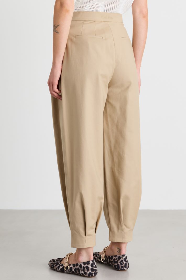 Pantalón carrot con pinzas en la cintura - BEIGE - Intrend - 4
